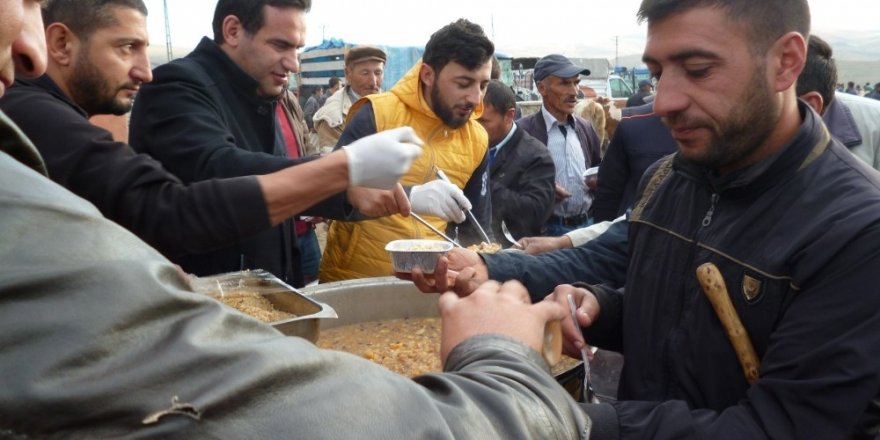 Başkandan hayvan pazarında vatandaşa aşure ikramı