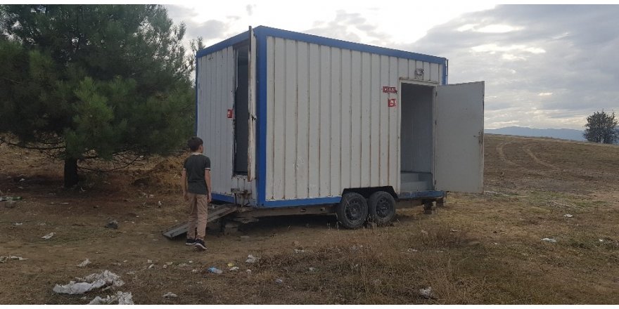 Yarış alanına konulan seyyar tuvaletin deposunu ve musluklarını çaldılar