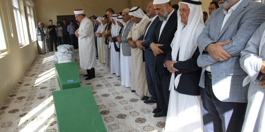 Trafik kazasında ölen 4 kardeş yan yana toprağa verildi