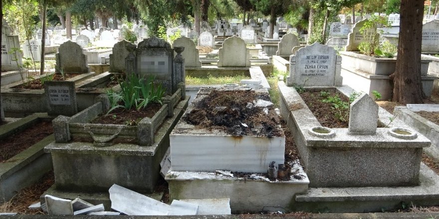 Karı, koca ve oğullarının mezarları tahrip edilerek yakıldı