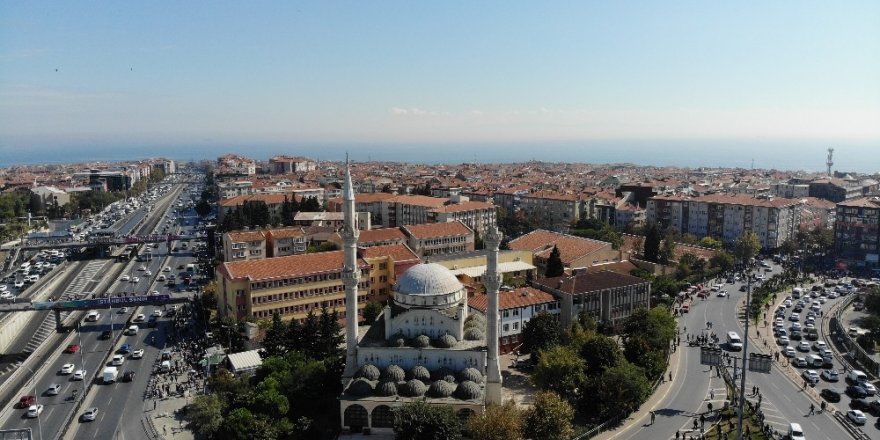 Depremde caminin minaresi yıkıldı