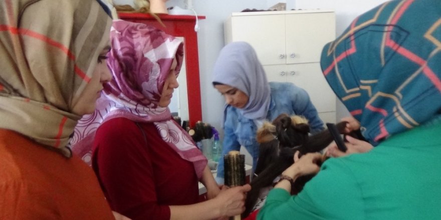 Kadınlar ADEM kursunda meslek öğreniyor