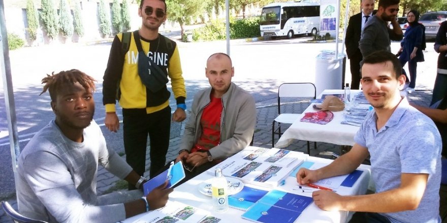 Bartın Üniversitesi’nin yeni öğrencileri kurulan stantlarda bilgilendirildi