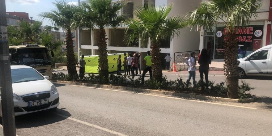 Jandarmadan kaçan şahıs çatıya çıktı