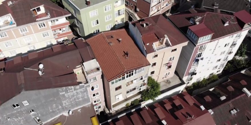 Kağıthane’de bina yan yattı