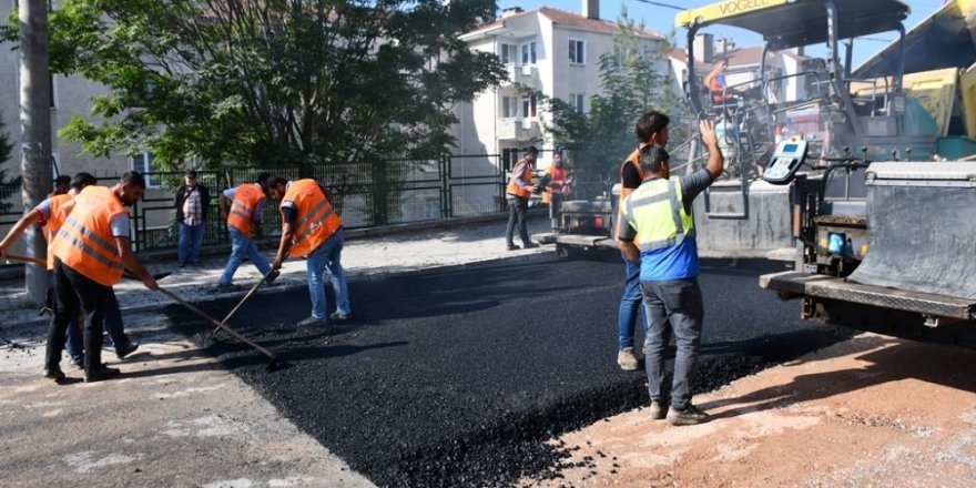 İnegöl’de sıcak asfalt çalışmaları devam ediyor