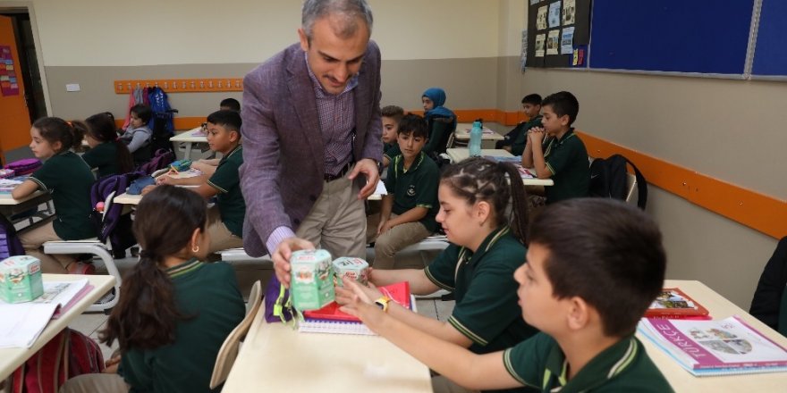 Çiftçi’den öğrencilere kitap kumbarası