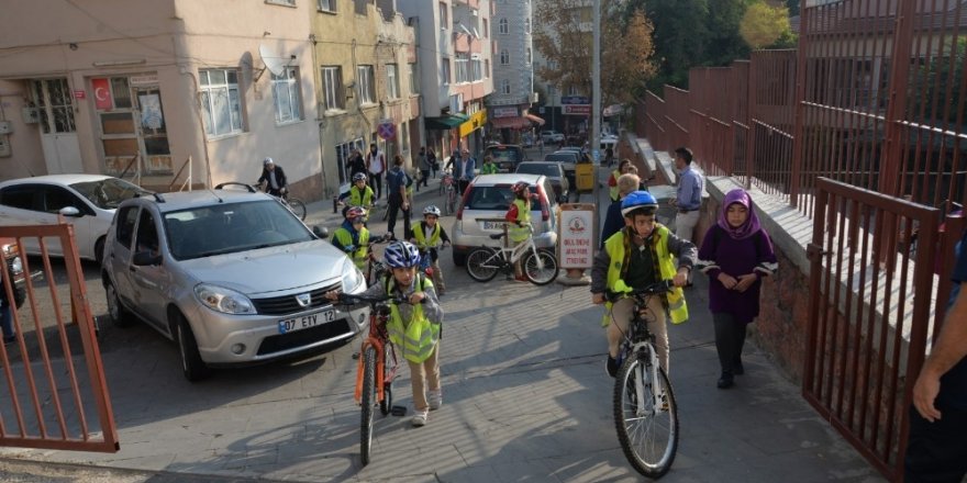 Okullarına bisikletleriyle gittiler