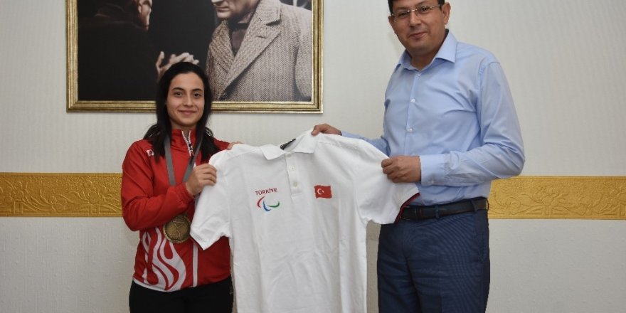 Milli Halterci Kentli’den Başkan Özcan’a ziyaret