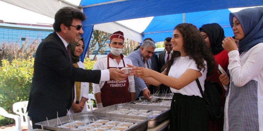 7 Aralık üniversitesinde aşure dağıtıldı