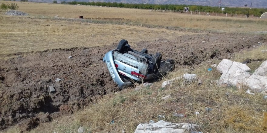 Gölbaşı’nda hafif ticari araç takla attı: 2 Yaralı