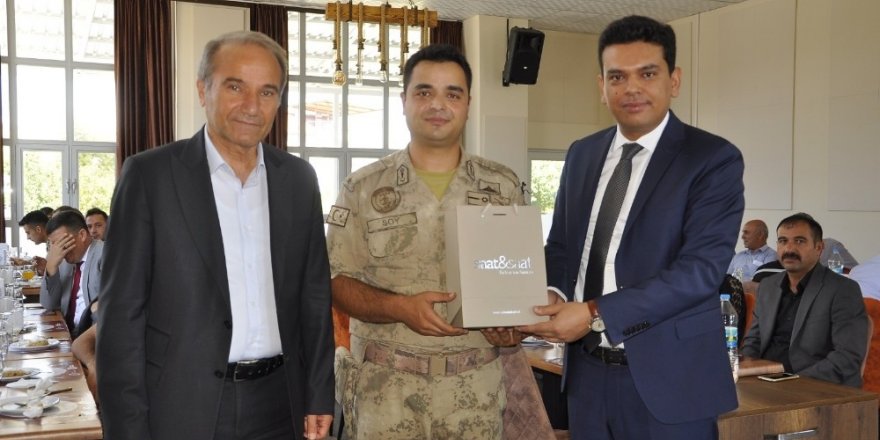 Arguvan İlçe Jandarma Komutanı Yusuf Soy için veda yemeği verildi