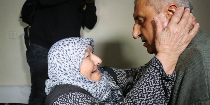 Kayseri’de kaybolduktan 13 yıl sonra Antalya’da bulunan Ahmet Çavuş, annesine kavuştu