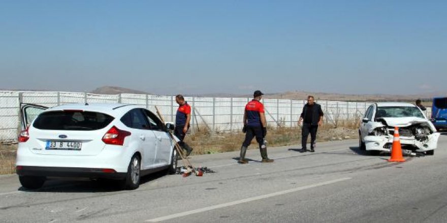 İki otomobil kafa kafaya çarpıştı: 6 yaralı