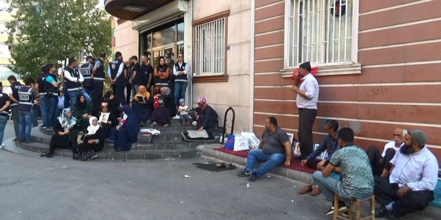 Savaş uçakları kalkış yaptı, Diyarbakır’da aileler HDP’ye tepki gösterdi