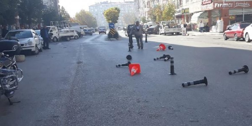Belediye yola duba koydu, muhtar tekmeleyerek kaldırdı
