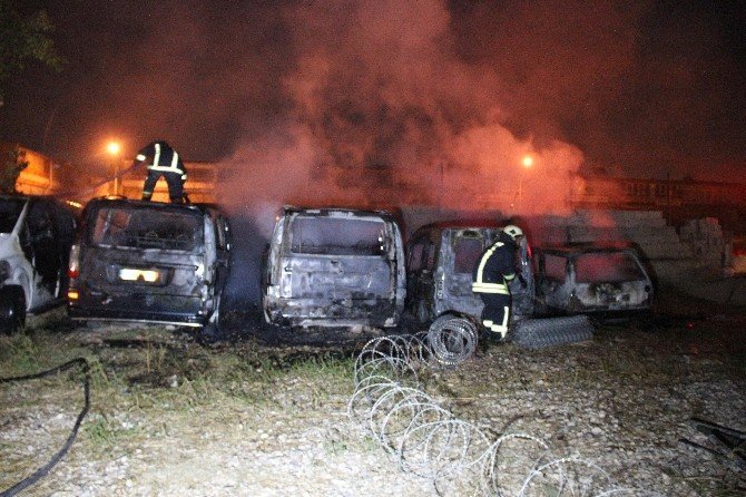 Yediemin otoparkında çıkan yangın sonrası 4 araç kullanılamaz hale geldi.