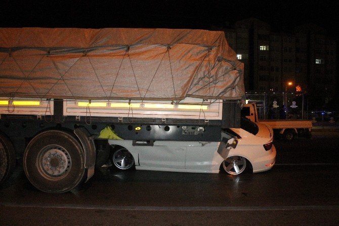 TIR’a arkadan çarpan otomobilden sağ çıktı