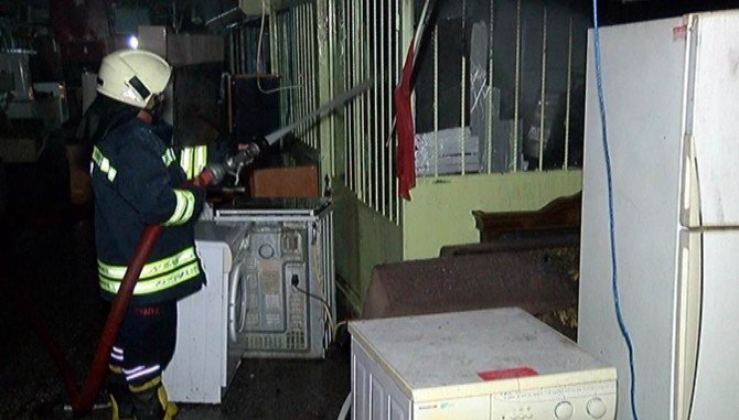 Konya’da spotçular çarşısında yangın