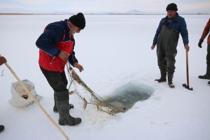 Konya'da “eskimo” usulü balık avı