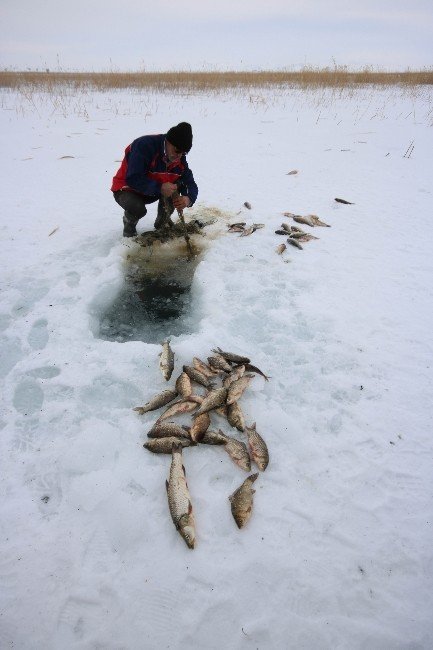 Konya'da “eskimo” usulü balık avı
