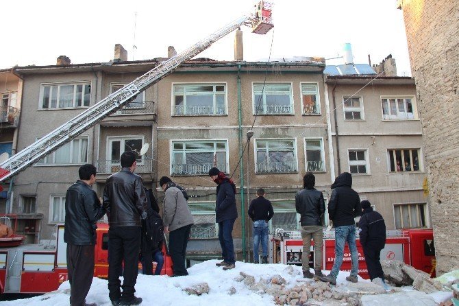 Suriyelilerin kaldığı apartmanın çatısında yangın
