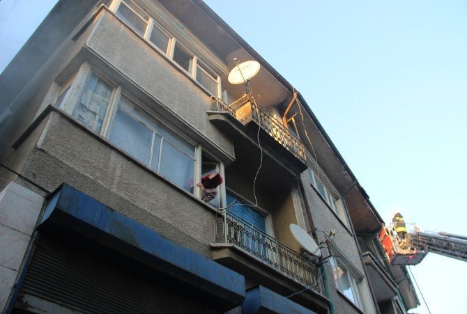 Suriyelilerin kaldığı apartmanın çatısında yangın