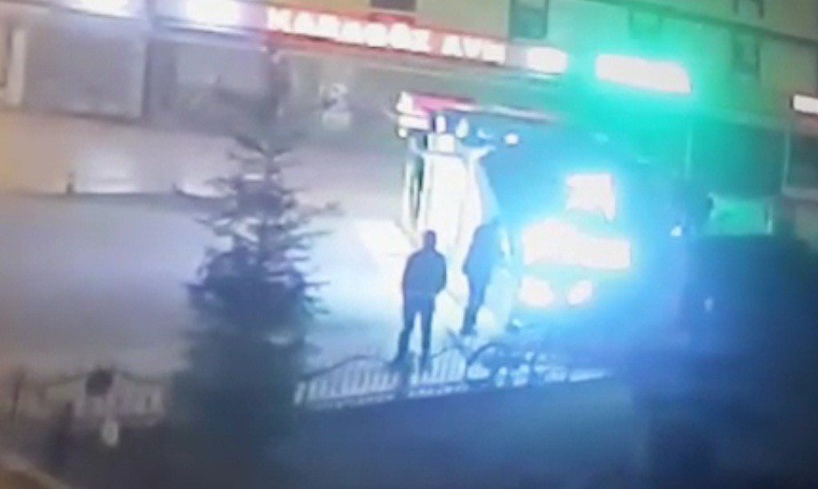 ATM'den para çekerken gasp kurbanı oldu!