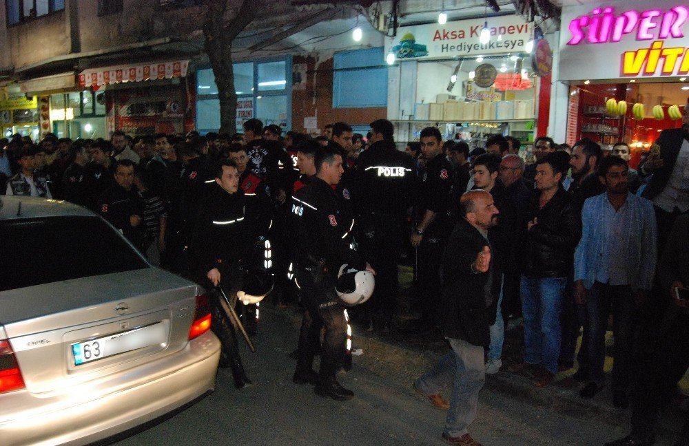 Polislerle tartışan Suriyelilere linç girişimi Polislerle tartışan Suriyelilere linç girişimi