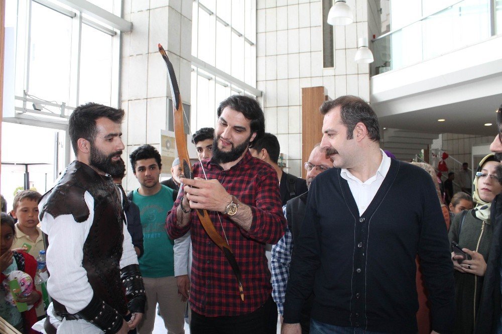Diriliş Ertuğrul oyuncuları Kutluca ve Batuhan Konya Kitap Günleri’nde