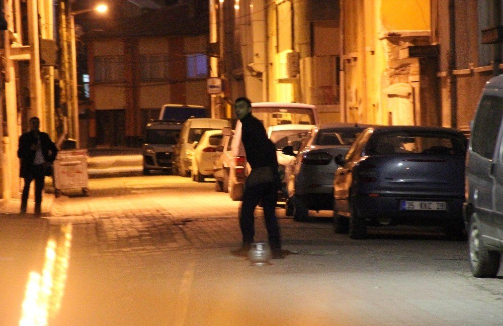 Konya'da Sokağı Kapatıp Etrafa Ateş Açtı