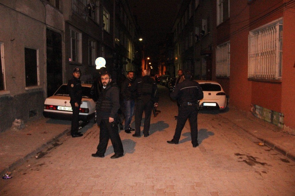 Konya'da Sokağı Kapatıp Etrafa Ateş Açtı