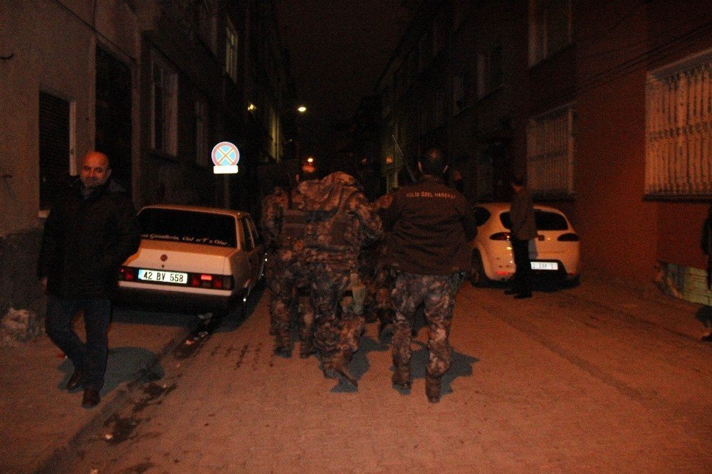 Konya'da Sokağı Kapatıp Etrafa Ateş Açtı