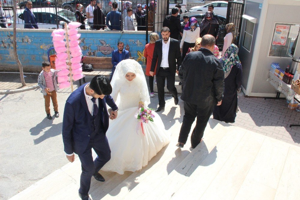 Gelin ve damat düğünden önce sandık başına gitti