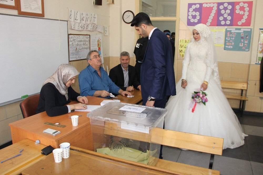 Gelin ve damat düğünden önce sandık başına gitti
