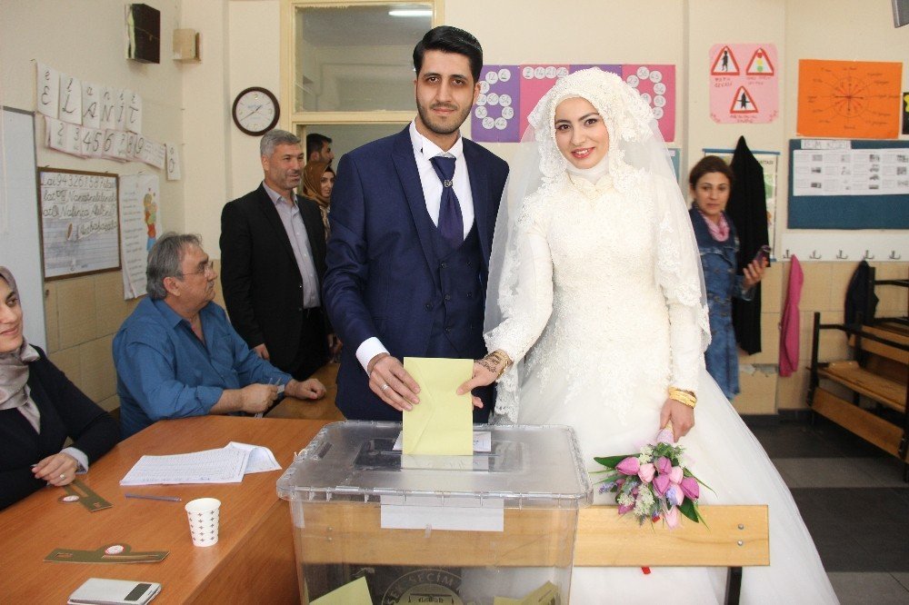 Gelin ve damat düğünden önce sandık başına gitti