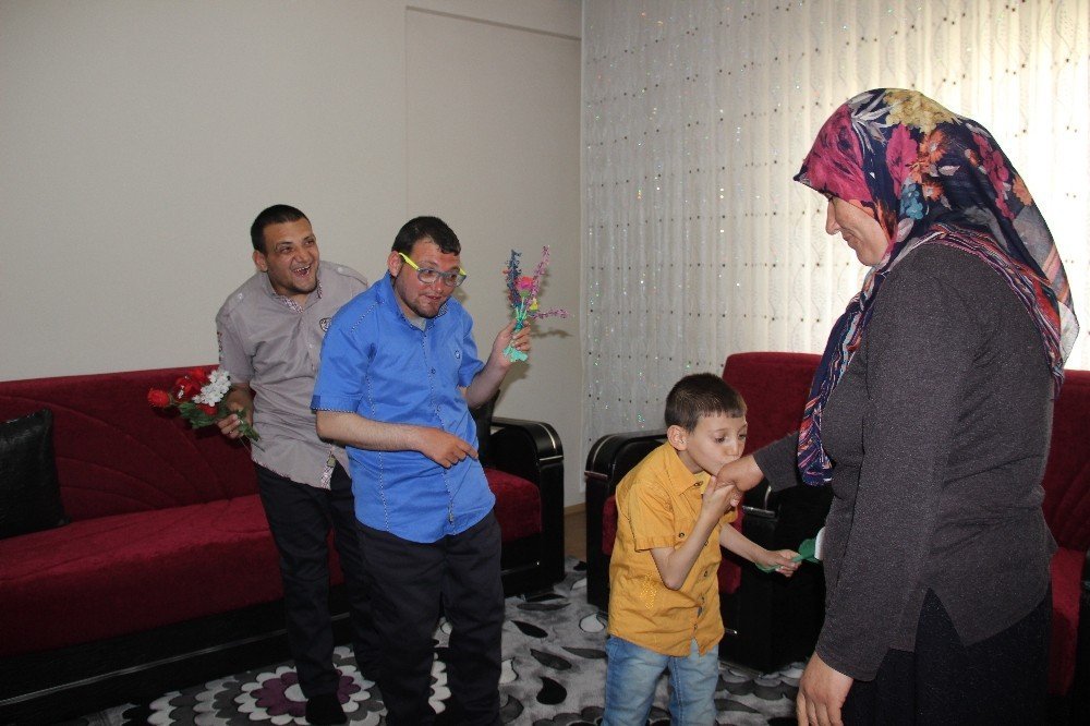 Zihinsel engelli çocuklarına 21 yıldır bebek şefkatiyle bakıyor