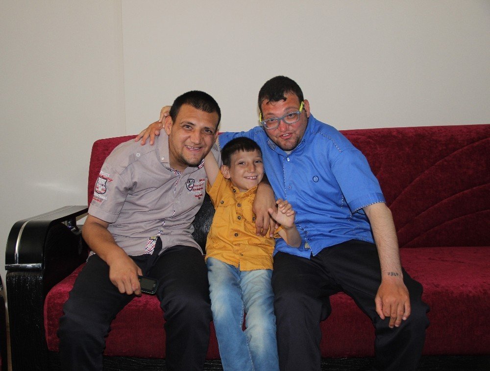 Zihinsel engelli çocuklarına 21 yıldır bebek şefkatiyle bakıyor