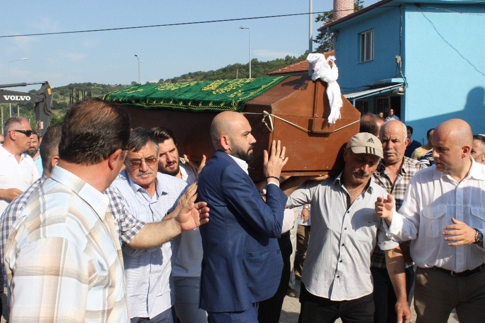 Bakan Avcı dayısını son yolculuğuna uğurladı