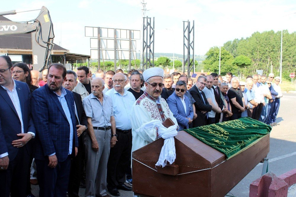 Bakan Avcı dayısını son yolculuğuna uğurladı