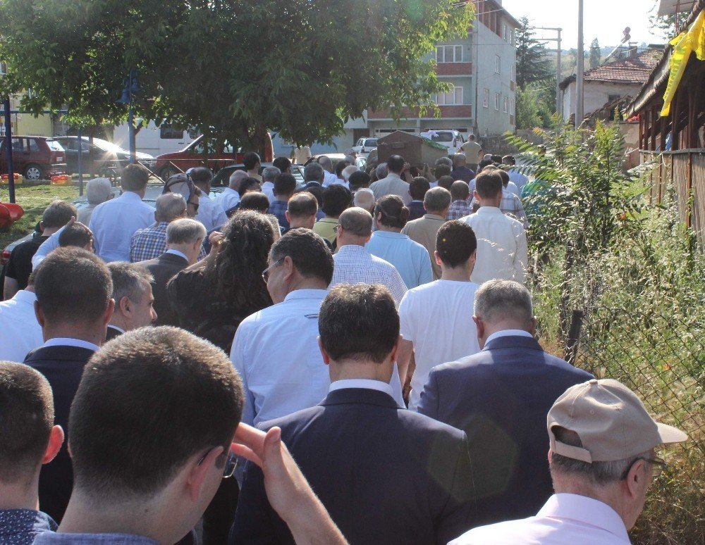 Bakan Avcı dayısını son yolculuğuna uğurladı