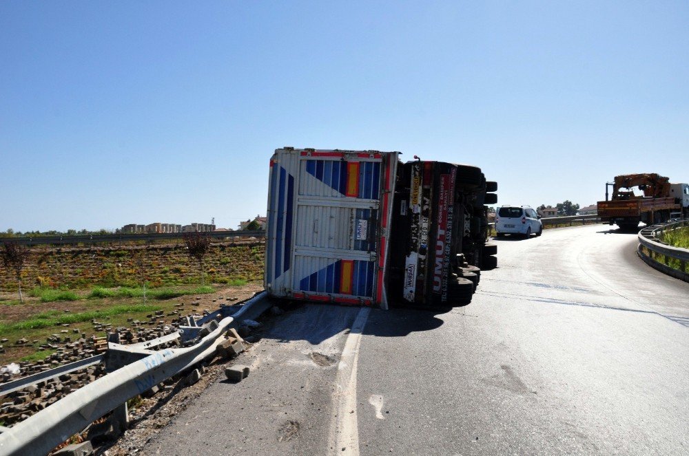 Konya-Antalya yolunda tır devrildi: 1 yaralı