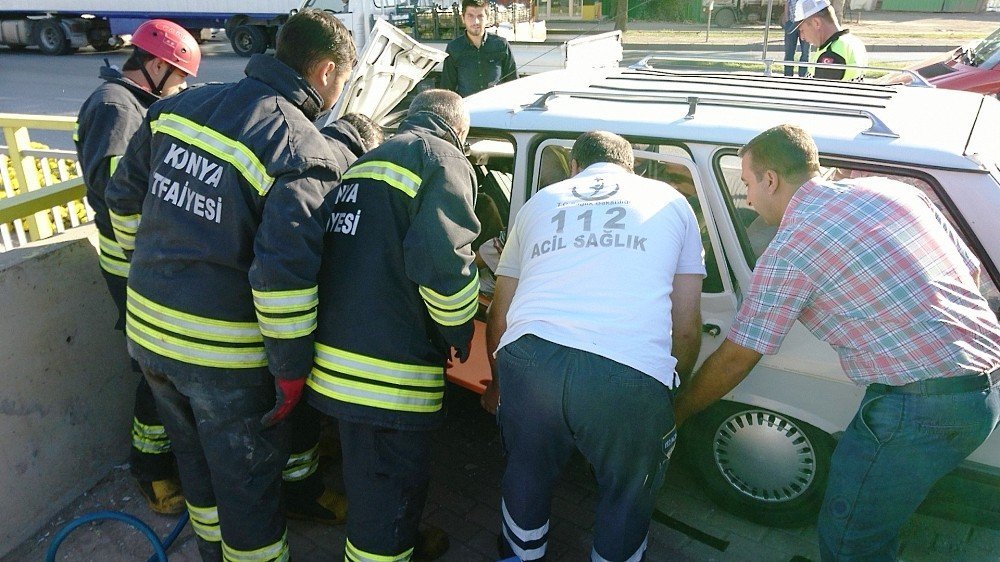 Konya'da alt geçit korkuluğuna çarpan sürücü araçta sıkıştı