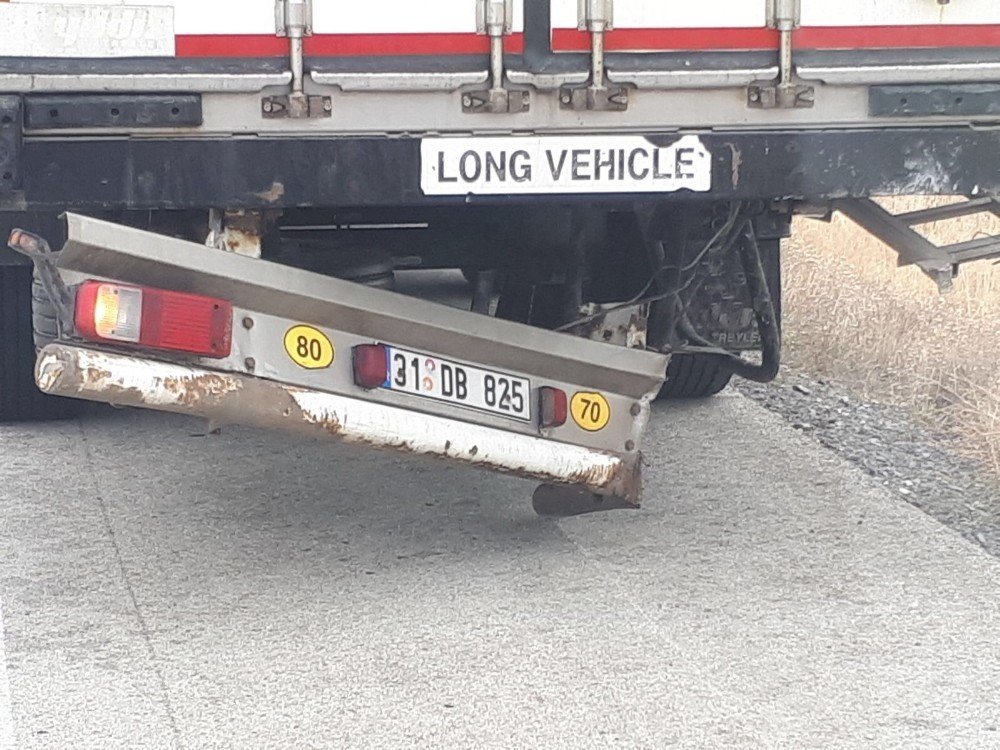 Otomobil kamyona arkadan çarptı: 3 yaralı