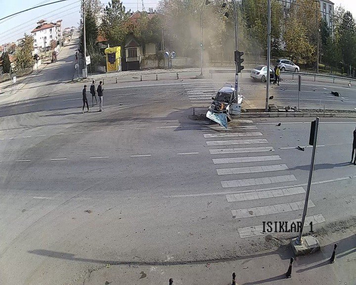 Karaman'da feci kaza! Şoför araçtan 20 metre fırladı