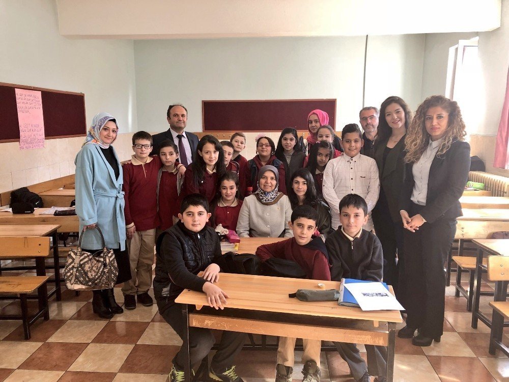 Milletvekili Hüsnüye Erdoğan mezun olduğu okulda duygusal anlar yaşadı