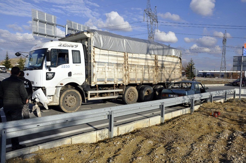 Kamyon ile otomobil çarpıştı: 2 yaralı