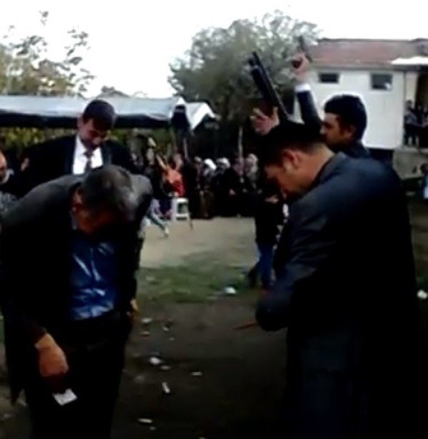 Düğünde kalabalığın içerisinde defalarca havaya ateş açtılar