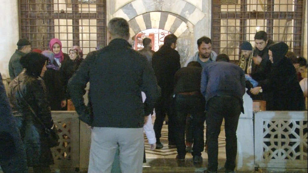 Kandilde vatandaşlar Mevlana’nın türbesine akın etti