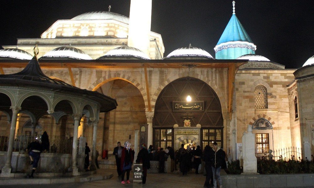 Kandilde vatandaşlar Mevlana’nın türbesine akın etti
